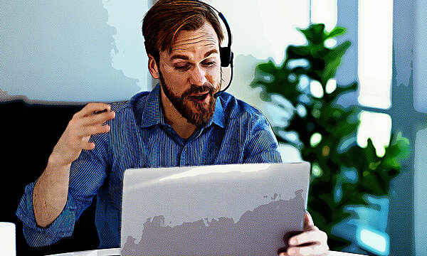 Beratungsgespräch(demo) per Video-Call: Ein Mann mit Headset erklärt am Laptop die Funktionen von FastMove.